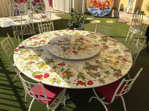 LEO077 T2 - In the photo: 250 cm. diameter table<BR><BR>Volcanic stone, 3 cm thick. Suitable for inside and outside, resistant to a temperature range of -60 to 1000 °C.